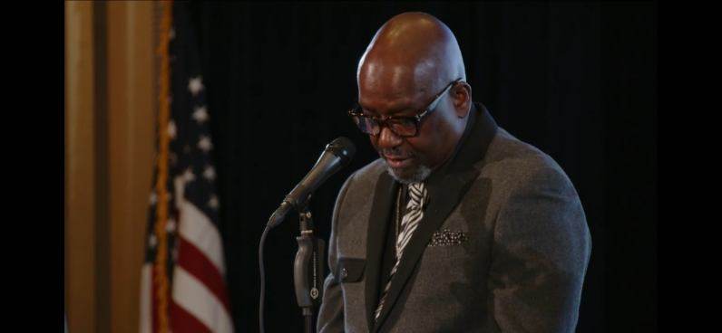 Pastor Dennis Hodges leading<br />
prayer at the Museum of the<br />
Bible